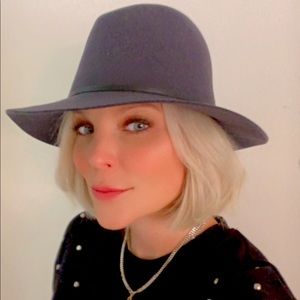 JANESSA LEONE Dark Grey Noah Hat - Size - Medium